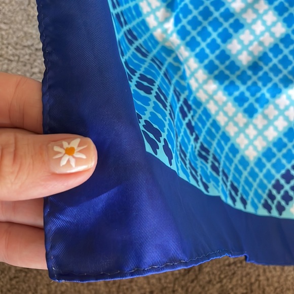 Scarf made in Japan 24” x 24” vintage poly blend graphci design - Picture 5 of 5